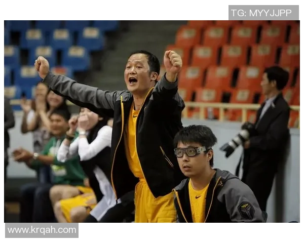 足球巨星英姿勃发全身绘画展示尽显球场风采与无尽魅力